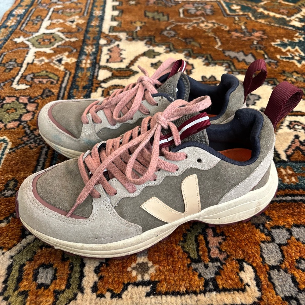 Veja Venturi Suede Women’s Sneaker